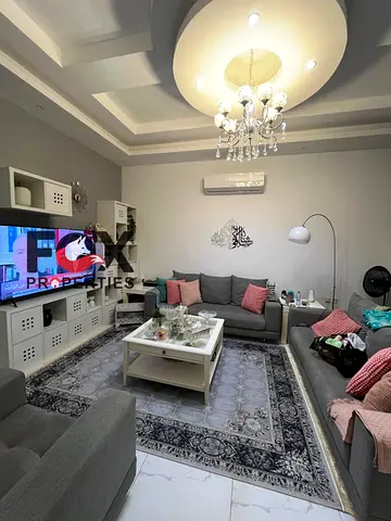 فيلا للايجار السنوي \ بمنطقه الزاهيه \ فيلا كورنر علي الشارع الرئيسي \4 غرف ماستر \ 2 صاله كبيره \ مجلس كبير\ غرفه غسيل \مساحه 1700 قدم مربع\موقع مميز