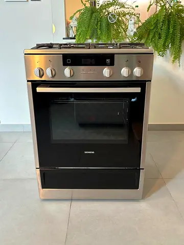 Siemens Stainless Steel Gas Cooker with Oven - Good Condition.