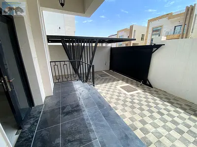 اول ساكن 5غرف ماستر غرفة خادمة 7 حمامات مجلس +صالة واسعة مطبخ رئسى + مطبخ تحضير باركنج داخلى مغطى