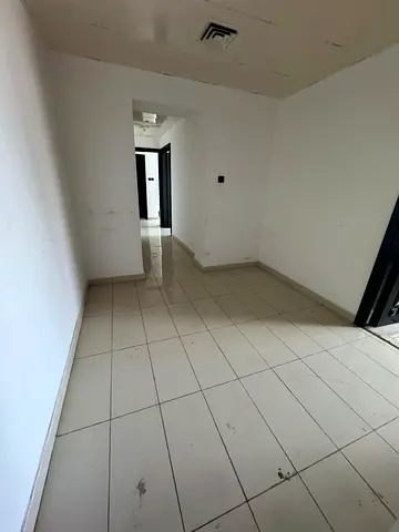 شقة غرفتين و صالة للايجارالسنوى| موزع كبير | غرفة ستور | مطبخ منفصل | جيم ومسبح مجاني | موقف مجاني| شهر مجاني | قرب دبي | إطلالة مباشرة على قناة القصب