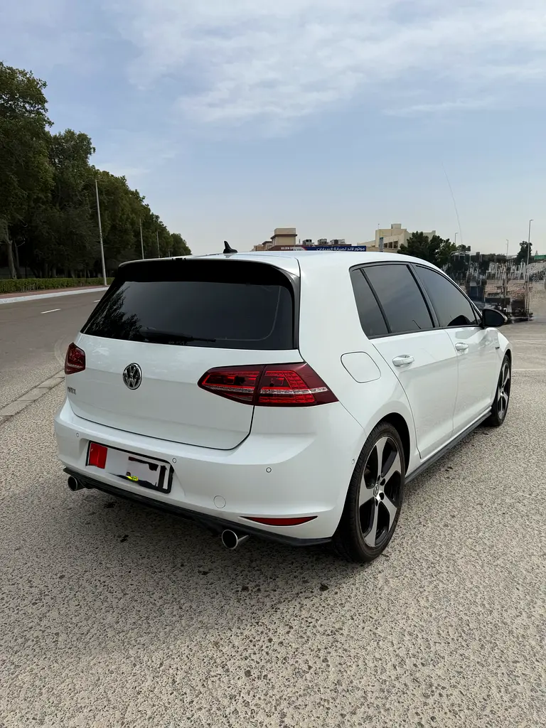 Volkswagen Golf 2015 — photo 1 of 7