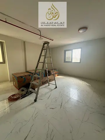 استوديو متاح للإيجار (ثاني ساكن) في منطقة الجرف 1، موقع مميز قريب من سيتي سنتر وجميع الخدمات مثل المحلات والمطاعم ووسائل النقل، مما يوفر سهولة في التن