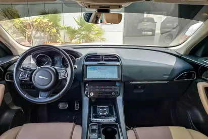 2019 Jaguar F-PACE photo 9