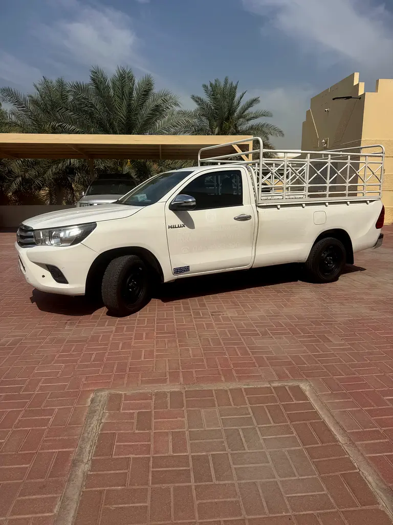 Toyota Hilux 2017 — photo 1 of 15