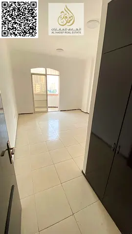 غرفه وصاله مع بلكونه وخزاين فى الحايط قريب من كورنيش عجمان