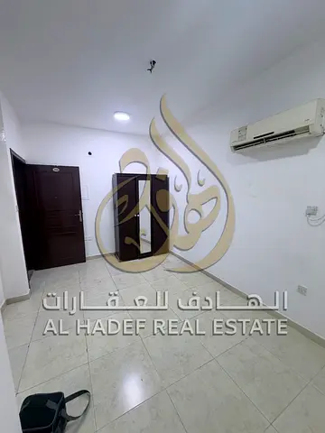 ✨ للإيجار في الشارقة – البوطينة | استوديو بمساحة جيدة وخيارات دفع مرنة ✨ 🏡 فرصة مناسبة للسكن في منطقة البوطينة 🌆، موقع حيوي قريب من جميع الخدمات 🛍️