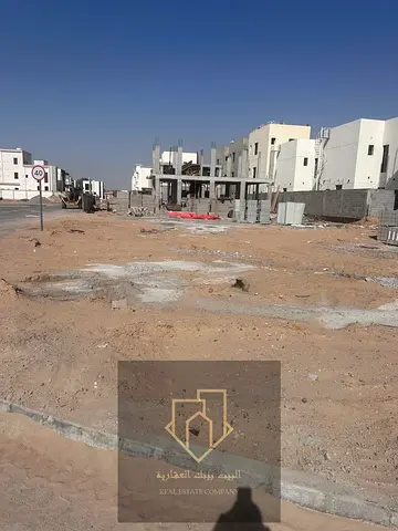 Investment opportunity at a special price: a corner plot of land on two streets and a service road, with no registration fees.