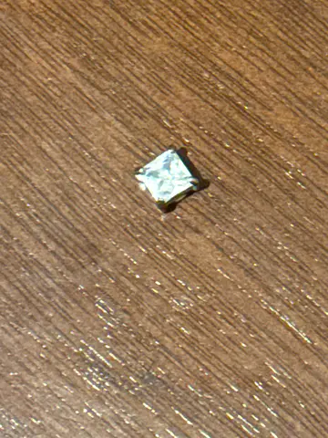 Single princess-cut stud earring (loose stud) in white stone