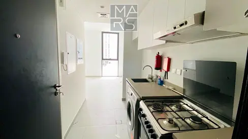 فرصة مميزة للإيجار في مشروع الجادة، أحد أحدث وأرقى المشاريع السكنية في الشارقة، والذي يتميز بتصميم عصري وبيئة متكاملة تناسب أسلوب الحياة الحديث.