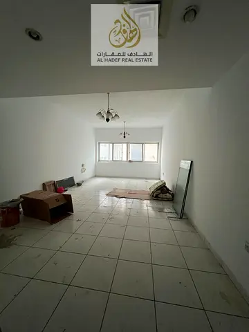 للإيجار السنوي في إمارة الشارقة منطقة المجاز 2 شقة سكنية مكونة من غرفتين وصالة بموقع مميز جداً على مخرج دبي مباشرة مما يوفر سهولة تنقل ممتازة وسريعة ل