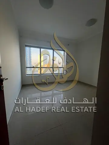 متاح للإيجار شقة غرفتين وصالة في منطقة المجاز 2 بالشارقة، تقع في موقع استراتيجي على شارع الوحدة وعلى مخرج دبي مباشرة، مما يجعلها خيارًا مثاليًا للعائل