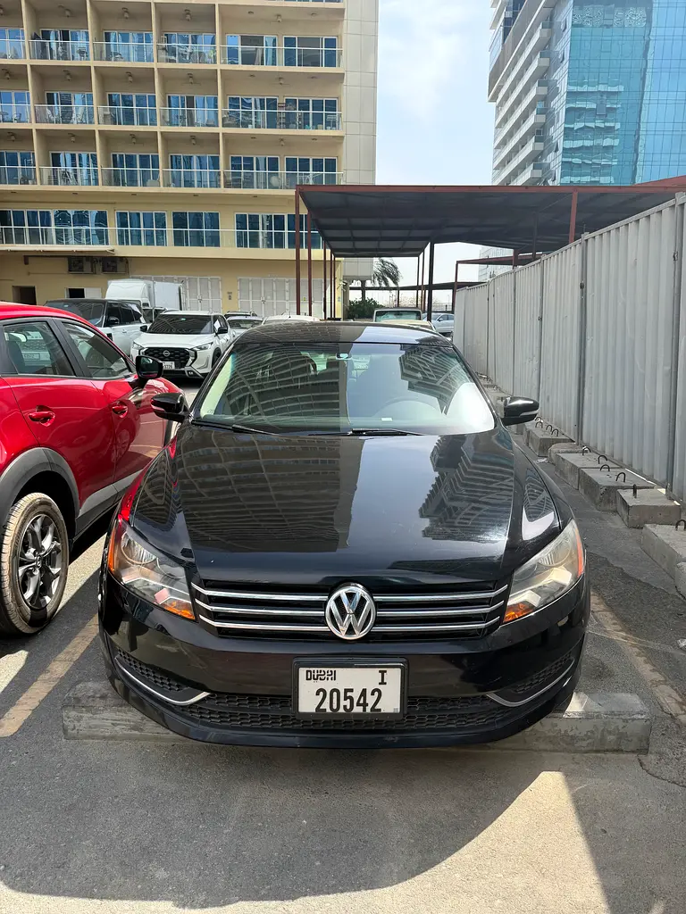 Volkswagen Passat 2012 — photo 1 of 6
