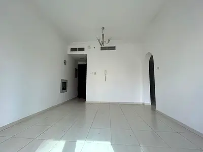 شقة فاخرة غرفتين وصالة | قريبة من الكورنيش / موقف الحافلات | حمامان | تكييف مركزي | موقع مميز 📍 | مبنى عائلي