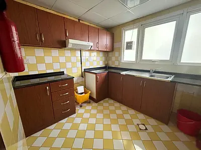 شقة فاخرة غرفتين وصالة | قريبة من الكورنيش / موقف الحافلات | حمامان | تكييف مركزي | موقع مميز 📍 | مبنى عائلي