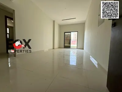 للايجار السنوي بعجمان شقة مكونة من ثلاث غرف وصالة مع بلكون وثلاث حمامات مع خزائن بالحائط