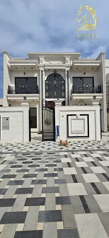 فيلا فاخرة بتصميم قصر للبيع في العالية