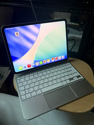 iPad Pro M5 with Magic Keyboard - Good Condition in Warranty