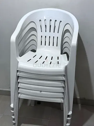 Set of 6 White Plastic Stackable Chairs - Good Condition