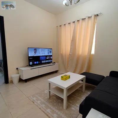 شقة مفروشة غرفة وصالة للإيجار الشهري في أبراج الأميرة عجمان الياسمين موقع مميز قريب من الخدمات شامل الفواتير والإنترنت مع موقف مجاني