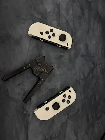 White dual Nintendo controllers (Original)