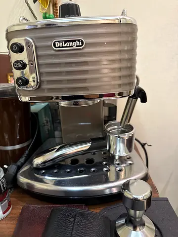 DeLonghi Espresso Machine with Steam Wand - Good Working Condition