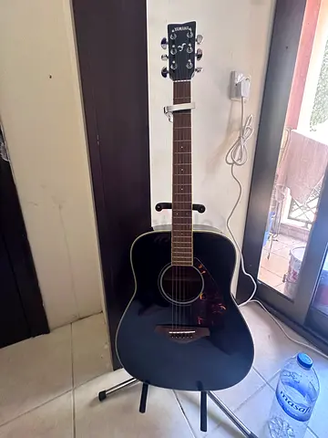 Yamaha Acoustic Guitar in Good Condition with stand