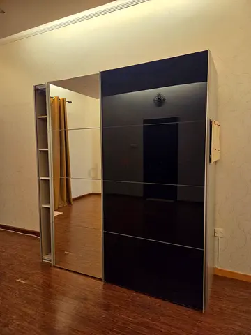 Large mirrored wardrobe with sliding doors - Excellent condition