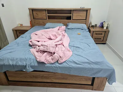 Set of Master Bed, Bedroom Dresser with Mirror and 6 Drawers, 2 Side Tables - Flawless Condition