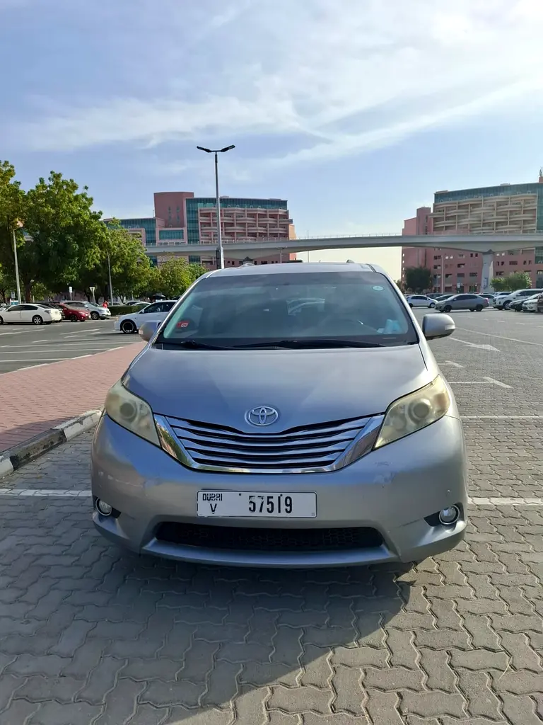 Toyota Sienna 2014 — photo 1 of 10