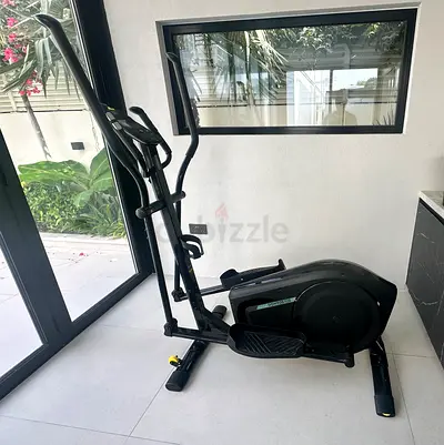 Lightly used elliptical cross trainer - compact home cardio machine. Domyos 520 Cross Trainer.