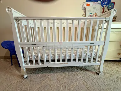 White Wooden Baby Crib with Adjustable Mattress Height and storage