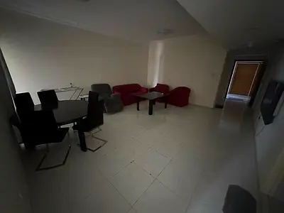 شقة غرفتين وصالة للإيجار السنوي في المجاز 2 | 2 حمام | بجوار البحيرة وحديقة المجاز | تكييف مركزي | موقع حيوي | سعر مناسب | 4 دفعات