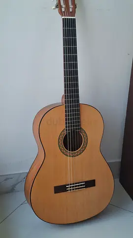 Used classical acoustic nylon-string guitar good condition (Yamaha C40M) with a bag, capo tuner
