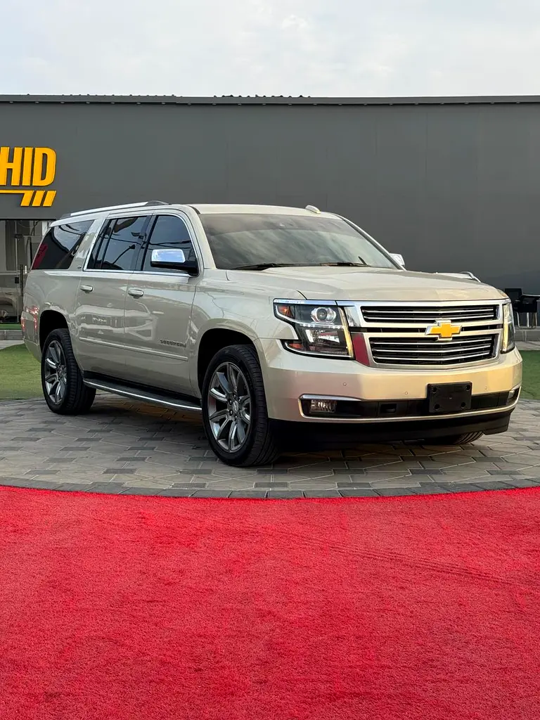 Chevrolet Suburban 2015 — photo 1 of 15