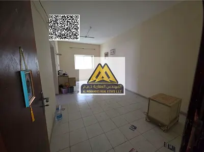 شقة غرفة وصالة للإيجار السنوي في الراشدية 3 عجمان، تتميز بمساحة كبيرة وإطلالة مفتوحة مع توزيع مريح، في موقع حيوي قريب من جميع الخدمات ومناسب للسكن الع