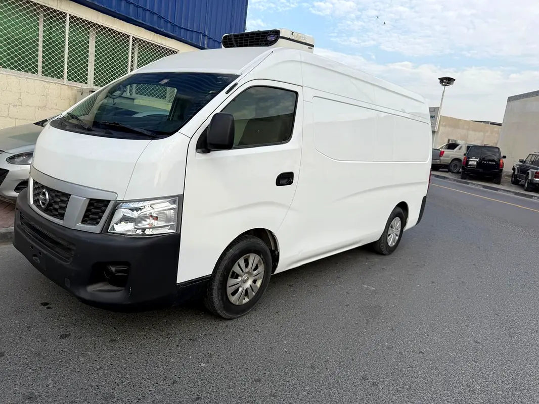 Nissan Urvan 2015 — photo 1 of 15