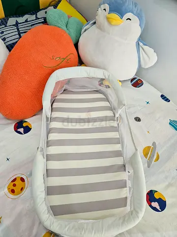Portable baby bassinet / rocker in good condition