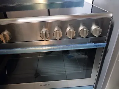 Bosch 8 series 5 hubs ceramic electric cooker same like new conditon for sale