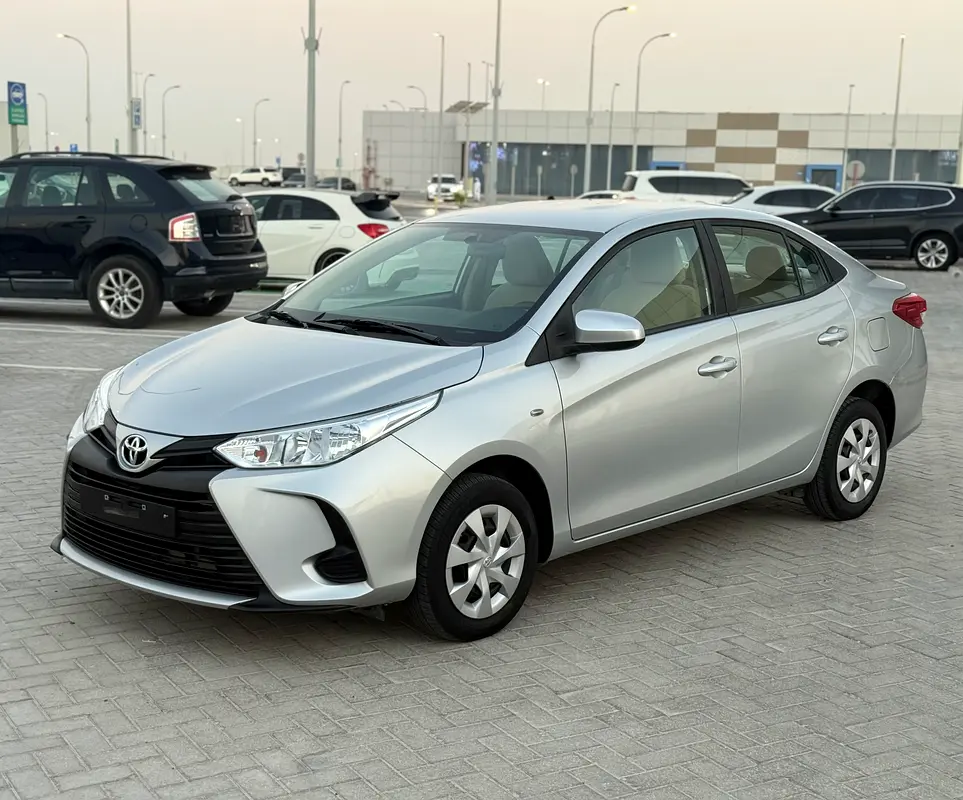 Toyota Yaris 2021 — photo 1 of 13