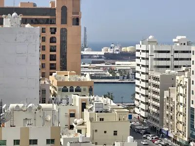غرفة وصالة في الرولة بجانب الكورنيش، بلكونة بإطلالة بحرية جانبية، بدون تأمين، الإيجار 28,000 درهم، سكن عائلي، موقع مميز.