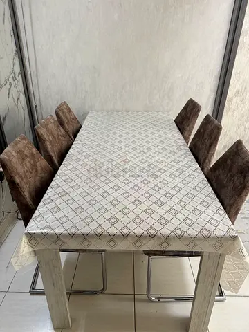 طاولة سفرة مع ستة كراسي