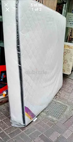 Queen-size mattress in good condition - lightly used