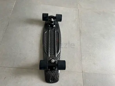 Carbon-look mini cruiser skateboard with black wheels - good condition
