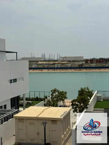 فيلا فاخرة للإيجار بالحمرية الشارقة على جزيرة خاصة بإطلالة بحرية مباشرة، 3 طوابق، 4 غرف + غرفة خادمة، مفروشة سوبر لوكس، سمارت هوم كامل، جاهزة للسكن فو