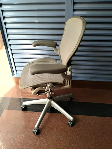 Selling for Herman Miller Areon chair size B size and C full loaded