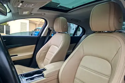 صورة 11 لـ 2016 Jaguar XE