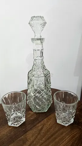 CUTGLASS DECANTER WITH TWO GLASSES