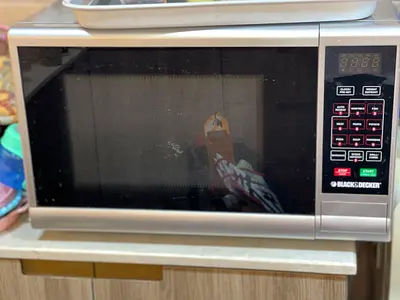 Black  Decker countertop microwave - good working condition