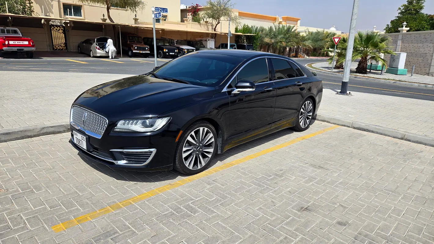 Lincoln MKZ 2018 — photo 1 of 15