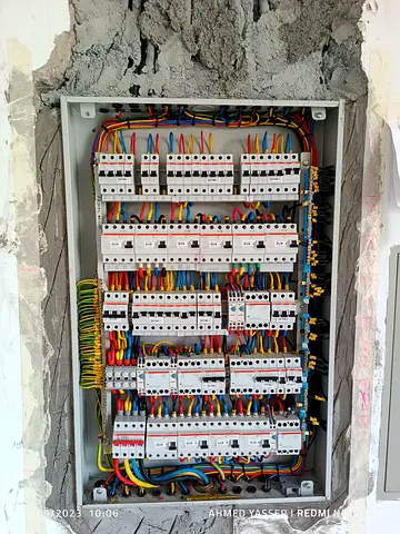 كهربائي محترف في الشارقة | تركيب وصيانة جميع الأعمال الكهربائية | كشف أعطال سريع | تشطيب فلل وشقق بأ
